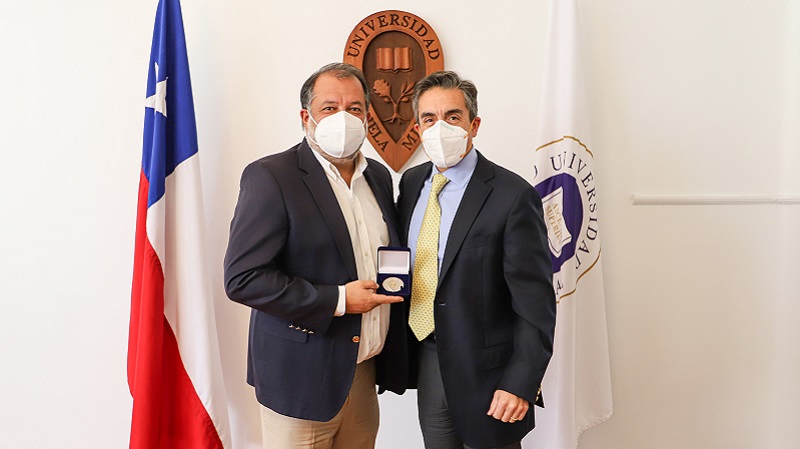 Foto 1 de 6: Eugenio Covarrubias, egresado de Ingeniería Comercial de la U. Gabriela Mistral, recibió la medalla 40 Años UGM