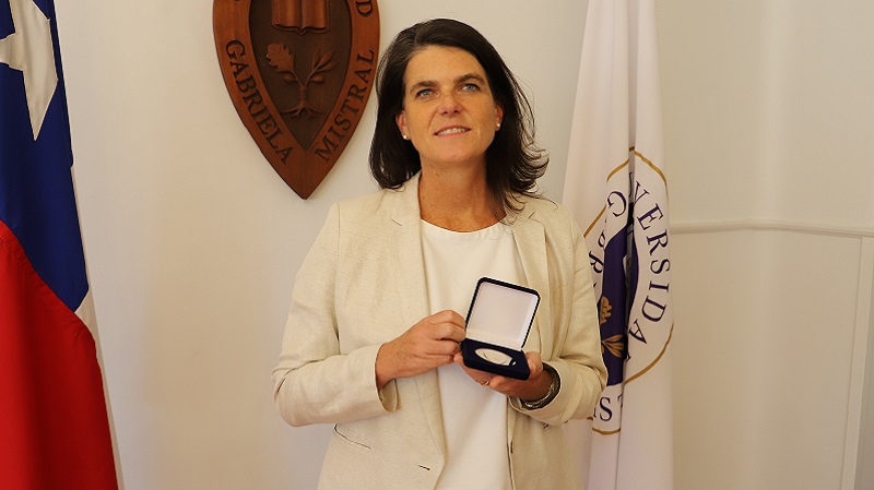 Foto 1 de 5: Universidad Gabriela Mistral entregó medalla “40 Años UGM” a su egresada de Ingeniería Comercial, Bettina Horst