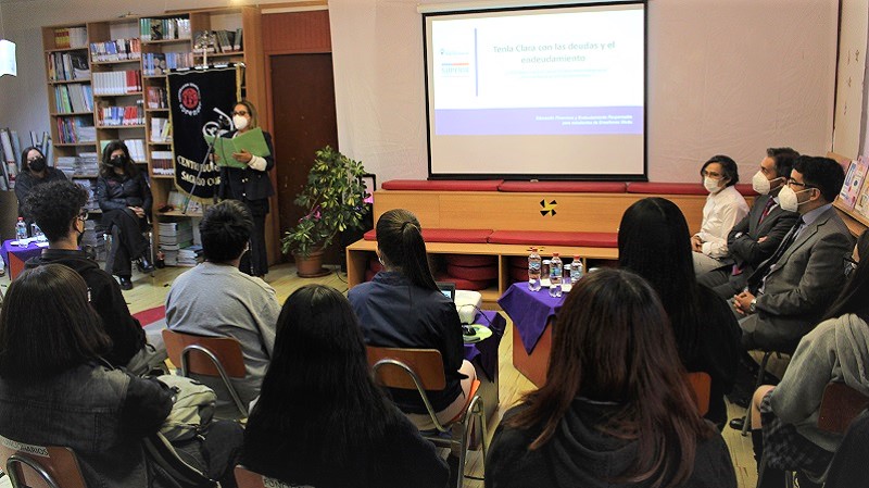 Foto 2 de 12: Superintendente de Insolvencia y Reemprendimiento y Rector de la U. Gabriela Mistral realizaron de manera presencial la primera “Charla de Educación Financiera 2022”
