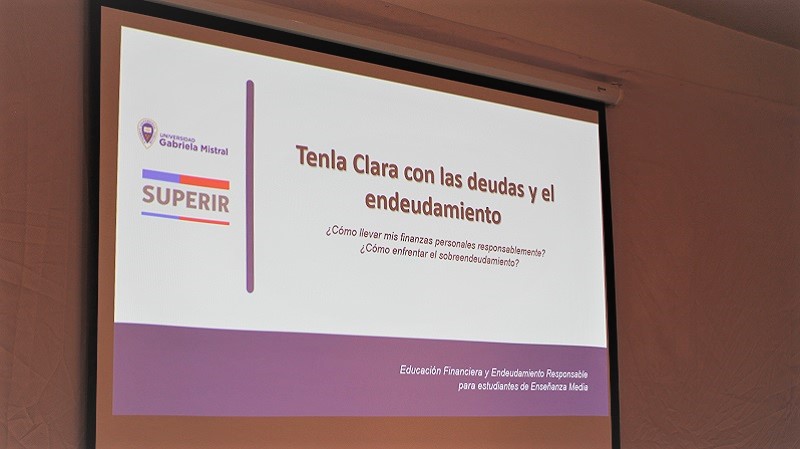 Foto 4 de 12: Superintendente de Insolvencia y Reemprendimiento y Rector de la U. Gabriela Mistral realizaron de manera presencial la primera “Charla de Educación Financiera 2022”