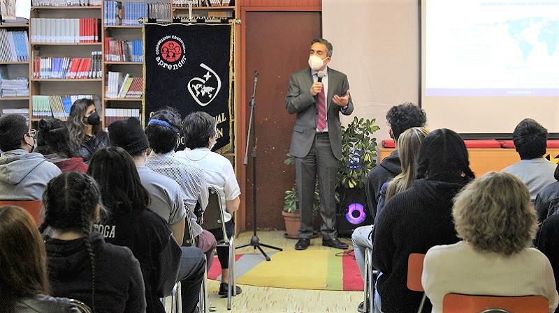 Foto 3 de 12: Superintendente de Insolvencia y Reemprendimiento y Rector de la U. Gabriela Mistral realizaron de manera presencial la primera “Charla de Educación Financiera 2022”