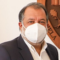 Imagen de la noticia: Eugenio Covarrubias, egresado de Ingeniería Comercial de la U. Gabriela Mistral, recibió la medalla 40 Años UGM