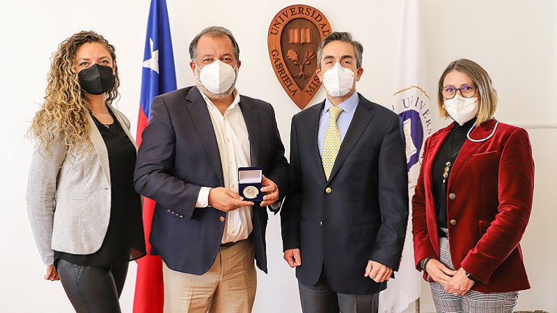 Foto 2 de 6: Eugenio Covarrubias, egresado de Ingeniería Comercial de la U. Gabriela Mistral, recibió la medalla 40 Años UGM
