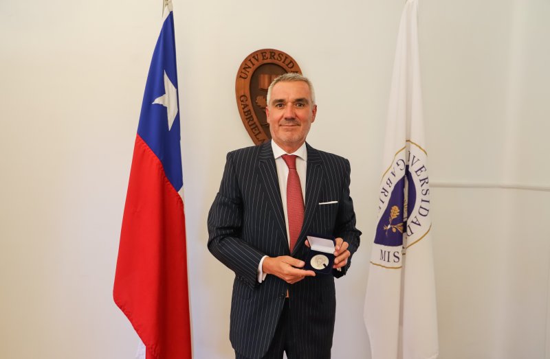 Foto 3 de 3: Egresado de Derecho de la U. Gabriela Mistral Carlos Molina recibió medalla “40 Años UGM”