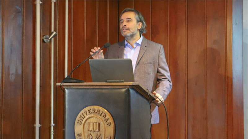 Foto 10 de 12: Director de Agencia de Sostenibilidad Energética dictó conferencia sobre el futuro de la matriz energética chilena