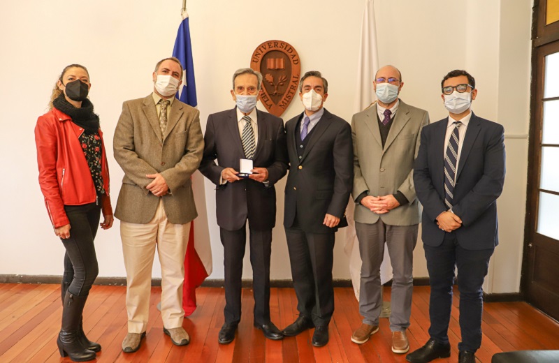 Imagen de la noticia: Ex académico Julio Retamal recibió la medalla 40 Años UGM en reconocimiento a su destacada labor formadora