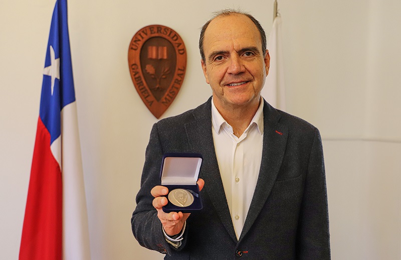 Imagen de la noticia: Egresado de Derecho de la U. Gabriela Mistral Cristián Monckeberg recibió medalla “40 Años UGM”