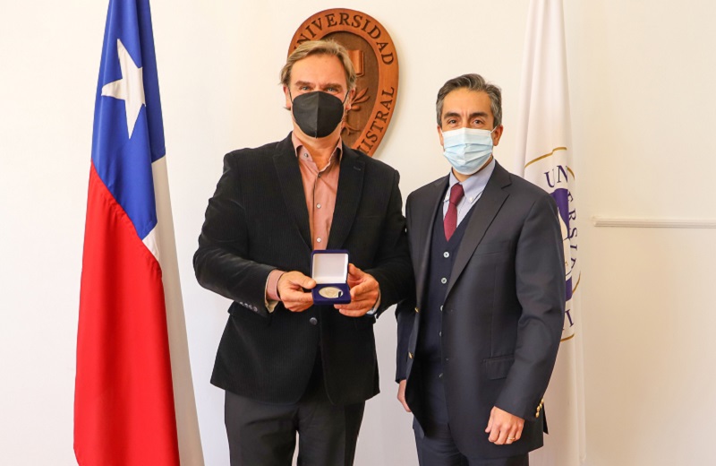 Imagen de la noticia: Amaro Gómez-Pablos, egresado de Periodismo de la U. Gabriela Mistral, recibió la medalla “40 Años UGM”