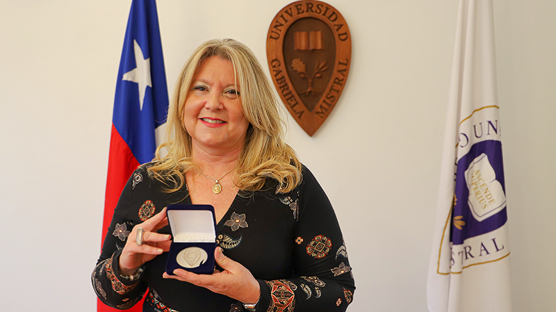 Foto 1 de 5: Universidad Gabriela Mistral entregó medalla “40 Años UGM” a su egresada de Derecho, Sandra Ponce de León
