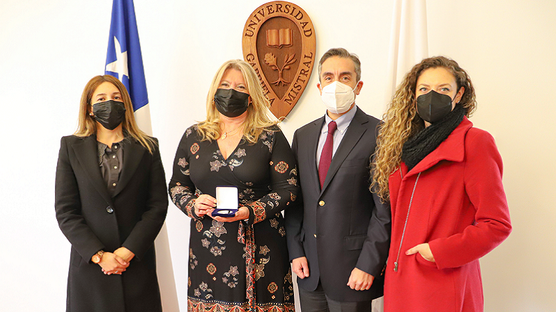 Foto 2 de 5: Universidad Gabriela Mistral entregó medalla “40 Años UGM” a su egresada de Derecho, Sandra Ponce de León