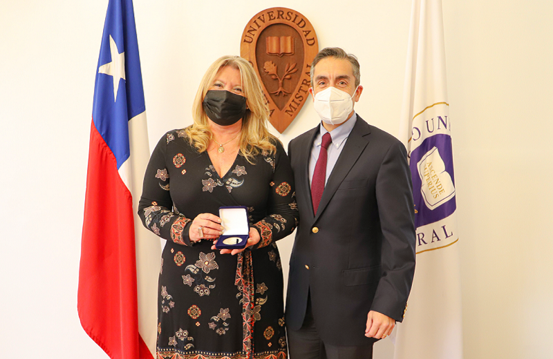 Imagen de la noticia: Universidad Gabriela Mistral entregó medalla “40 Años UGM” a su egresada de Derecho, Sandra Ponce de León