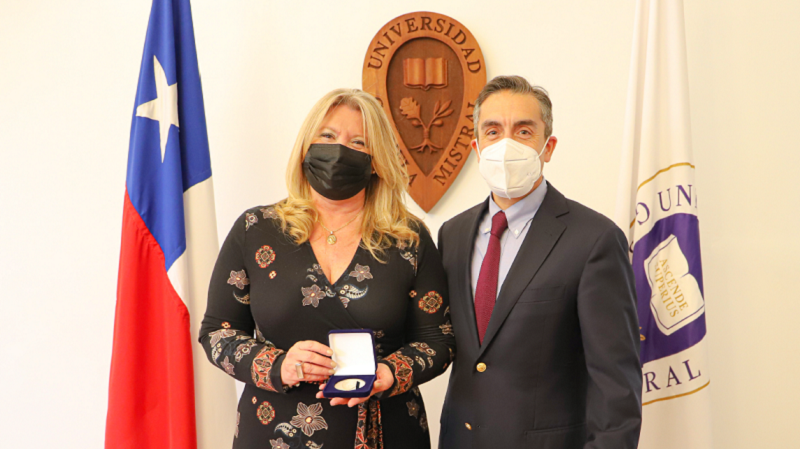 Foto 4 de 5: Universidad Gabriela Mistral entregó medalla “40 Años UGM” a su egresada de Derecho, Sandra Ponce de León