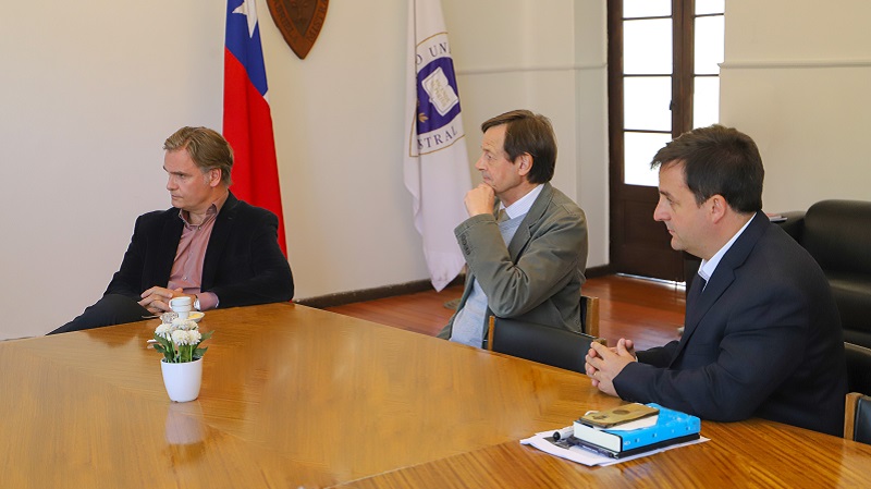 Foto 6 de 6: Amaro Gómez-Pablos, egresado de Periodismo de la U. Gabriela Mistral, recibió la medalla “40 Años UGM”