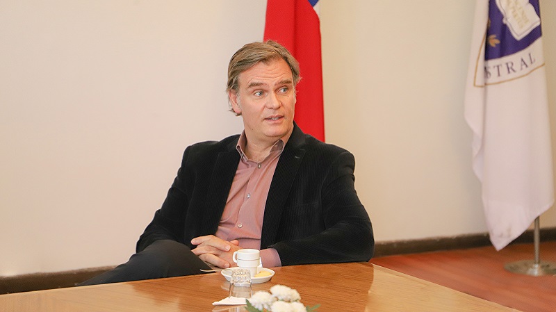 Foto 5 de 6: Amaro Gómez-Pablos, egresado de Periodismo de la U. Gabriela Mistral, recibió la medalla “40 Años UGM”