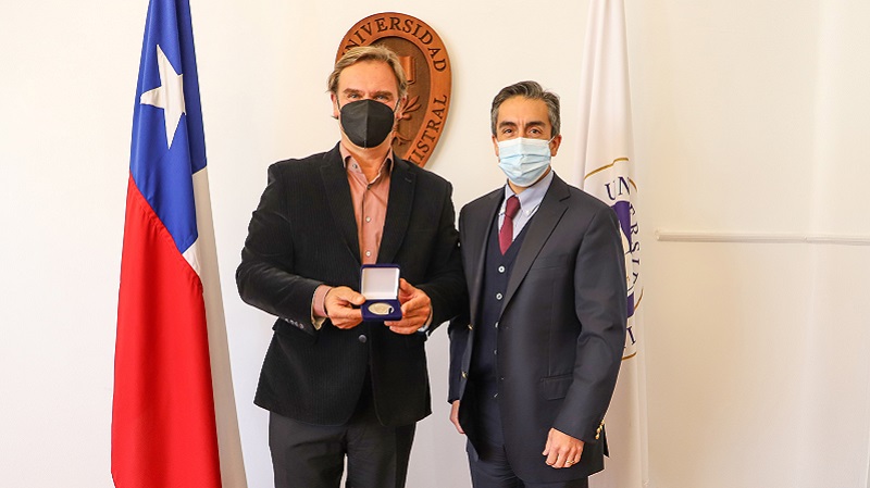 Foto 2 de 6: Amaro Gómez-Pablos, egresado de Periodismo de la U. Gabriela Mistral, recibió la medalla “40 Años UGM”
