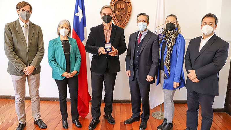 Foto 3 de 6: Amaro Gómez-Pablos, egresado de Periodismo de la U. Gabriela Mistral, recibió la medalla “40 Años UGM”