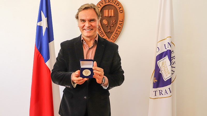 Foto 1 de 6: Amaro Gómez-Pablos, egresado de Periodismo de la U. Gabriela Mistral, recibió la medalla “40 Años UGM”
