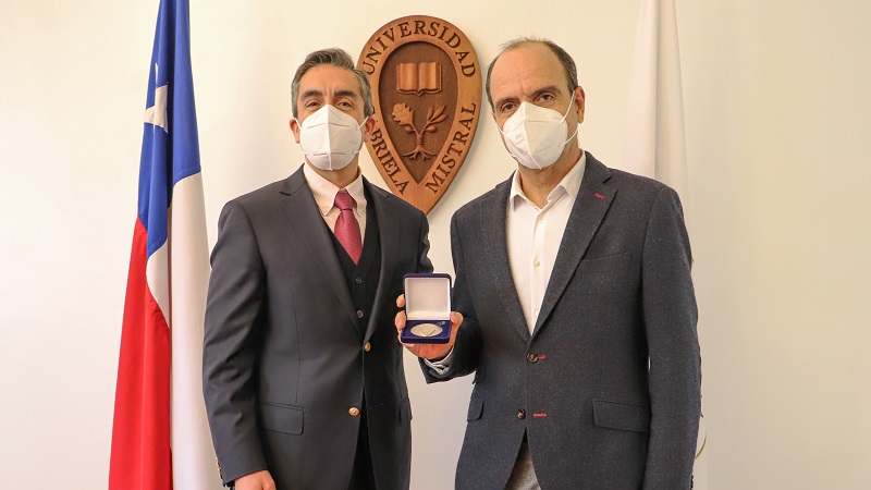 Foto 1 de 5: Egresado de Derecho de la U. Gabriela Mistral Cristián Monckeberg recibió medalla “40 Años UGM”