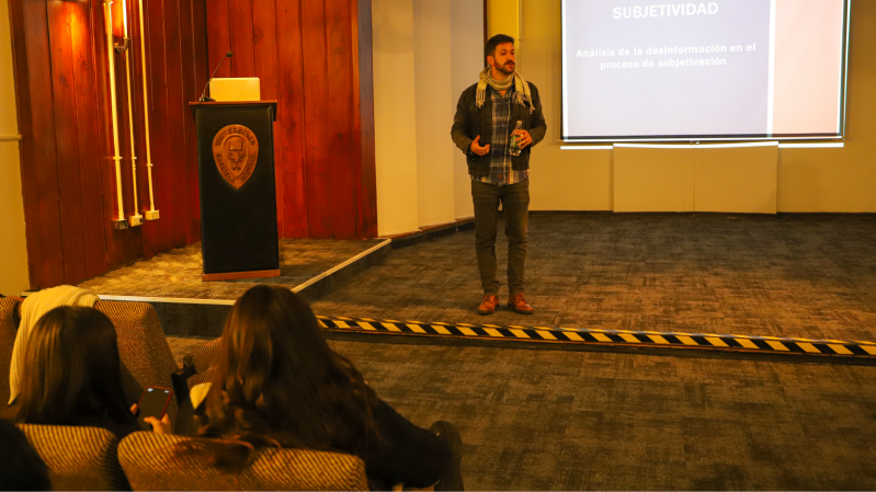 Foto 2 de 7: Profesor de Psicología UGM dictó charla sobre las noticias falsas