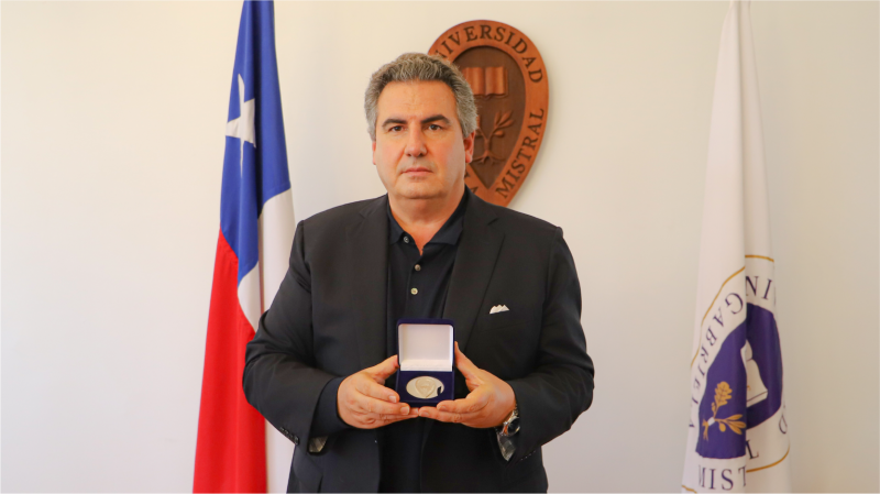 Foto 2 de 8: Universidad Gabriela Mistral distinguió con la medalla “40 Años UGM” al egresado Salvador Said