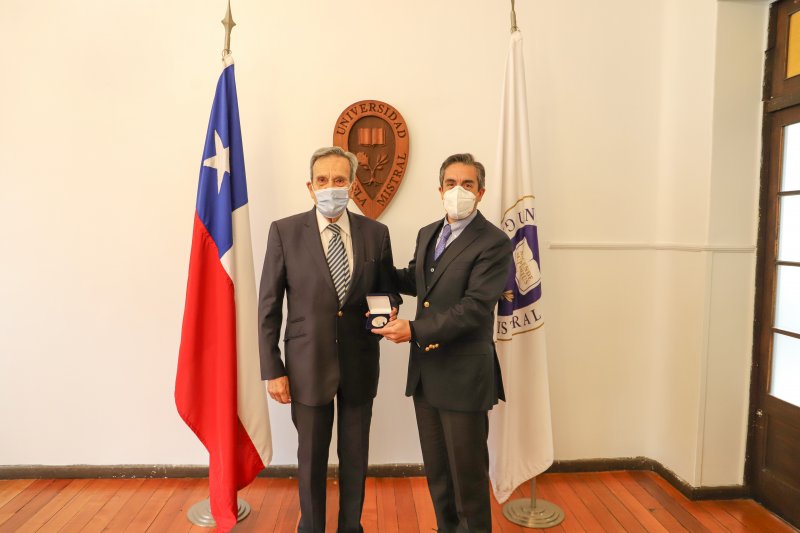 Foto 1 de 7: Ex académico Julio Retamal recibió la medalla 40 Años UGM en reconocimiento a su destacada labor formadora