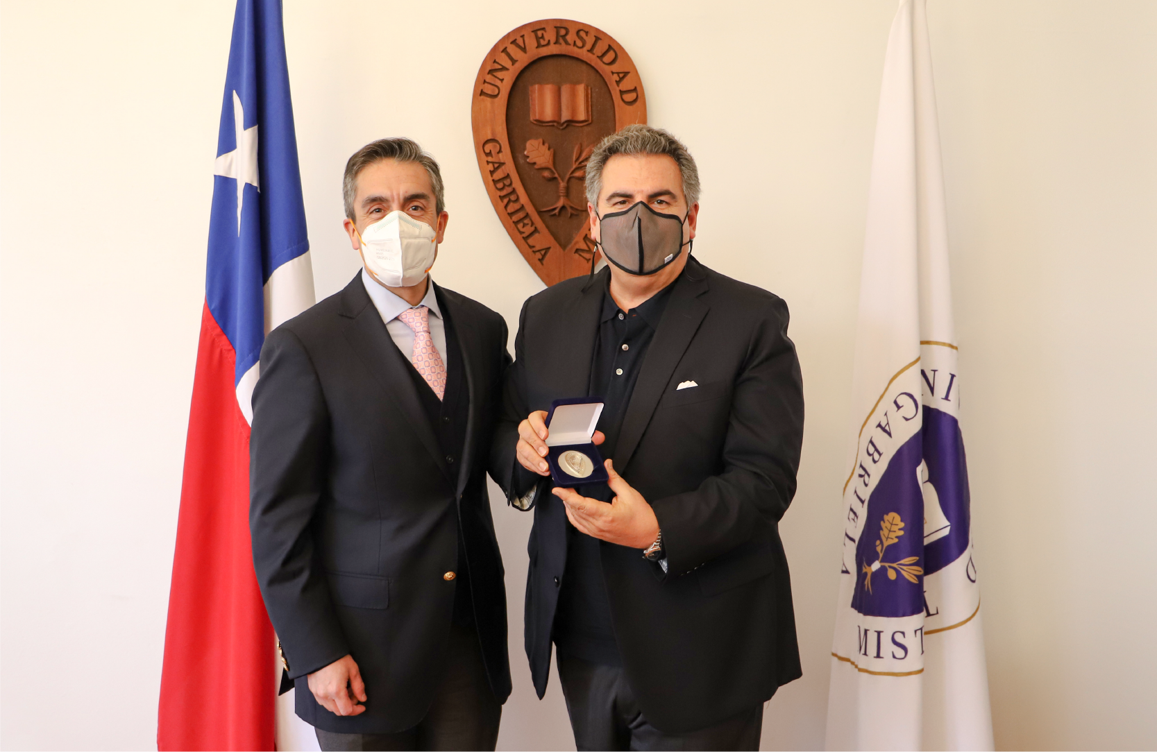 Imagen de la noticia: Universidad Gabriela Mistral distinguió con la medalla “40 Años UGM” al egresado Salvador Said