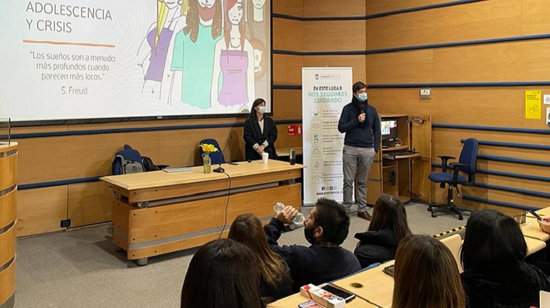 Foto 7 de 9: Académica UGM dictó taller sobre desarrollo psicológico en adolescentes para funcionarios de la Municipalidad de Providencia