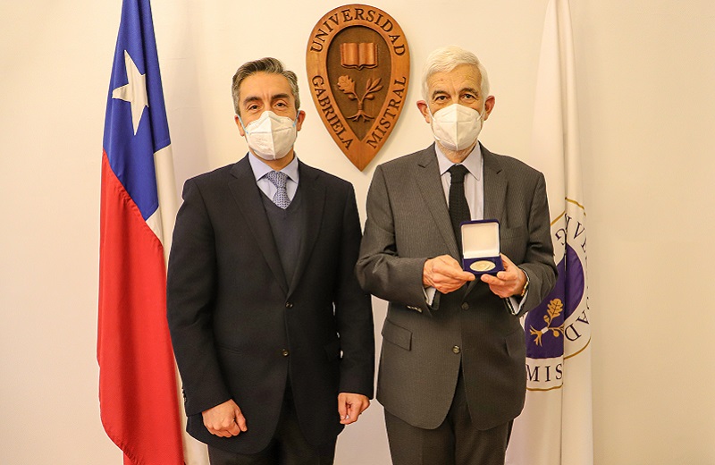 Imagen de la noticia: Ex académico Víctor Vial recibió la medalla 40 Años UGM en reconocimiento a su labor de formación en Derecho