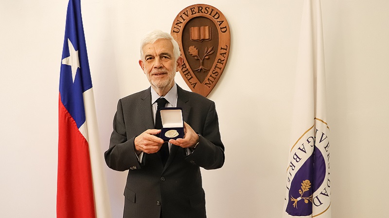 Foto 1 de 4: Ex académico Víctor Vial recibió la medalla 40 Años UGM en reconocimiento a su labor de formación en Derecho