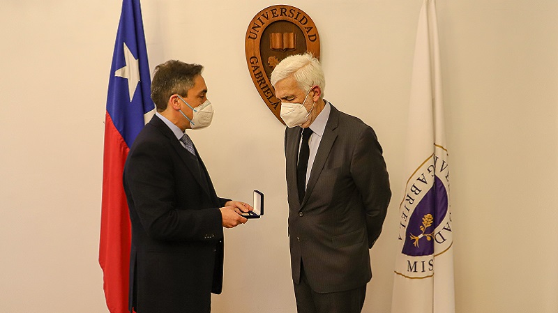Foto 3 de 4: Ex académico Víctor Vial recibió la medalla 40 Años UGM en reconocimiento a su labor de formación en Derecho
