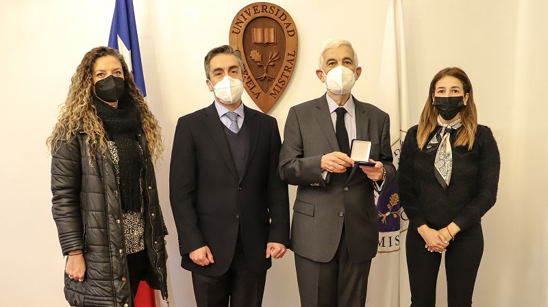 Foto 2 de 4: Ex académico Víctor Vial recibió la medalla 40 Años UGM en reconocimiento a su labor de formación en Derecho