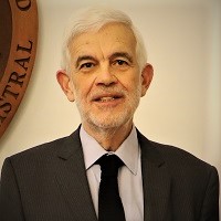 Imagen de la noticia: Ex académico Víctor Vial recibió la medalla 40 Años UGM en reconocimiento a su labor de formación en Derecho