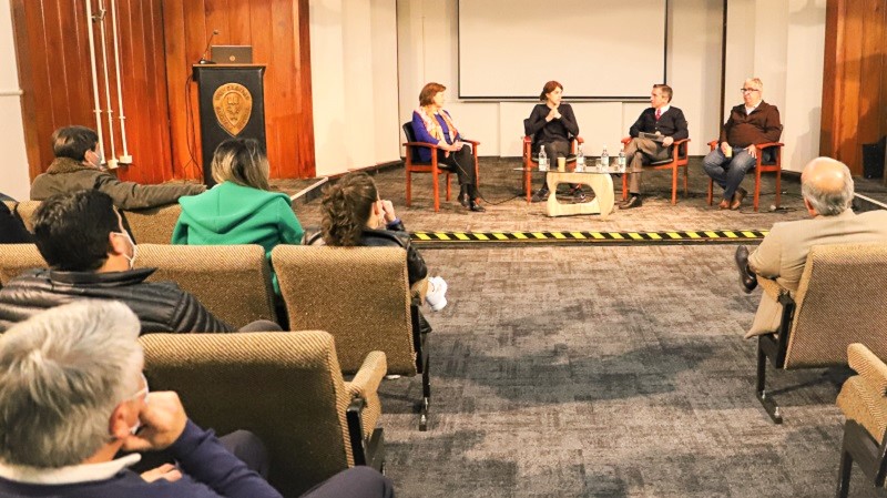 Foto 8 de 8: UGM realizó conversatorio sobre democracia y Derechos Humanos