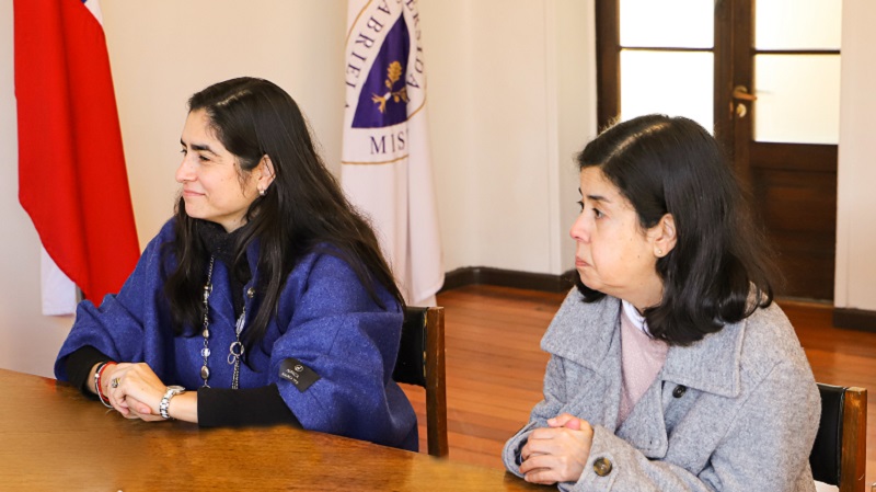 Foto 4 de 5: Universidad Gabriela Mistral entregó medalla “40 Años UGM” a Hernán Berwart, ex académico de la Escuela de Psicología