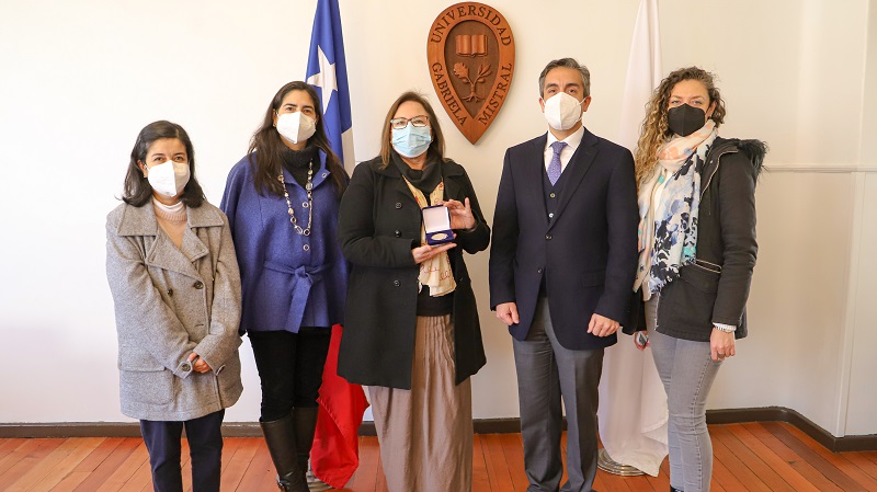 Foto 1 de 5: Universidad Gabriela Mistral entregó medalla “40 Años UGM” a Hernán Berwart, ex académico de la Escuela de Psicología