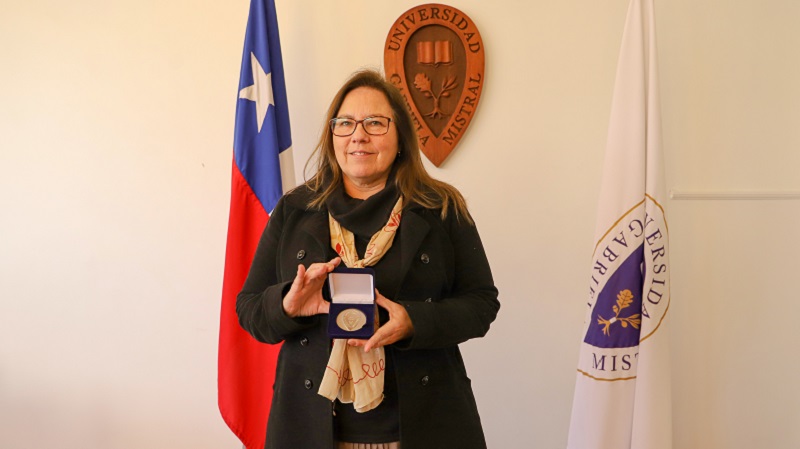 Foto 2 de 5: Universidad Gabriela Mistral entregó medalla “40 Años UGM” a Hernán Berwart, ex académico de la Escuela de Psicología