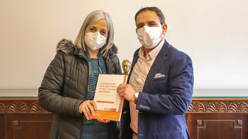 Foto 2 de 3: Egresado de Escuela de Negocios y Tecnología UGM publicó libro de contabilidad