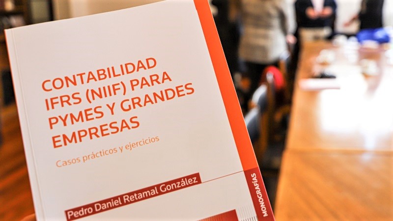 Foto 3 de 3: Egresado de Escuela de Negocios y Tecnología UGM publicó libro de contabilidad