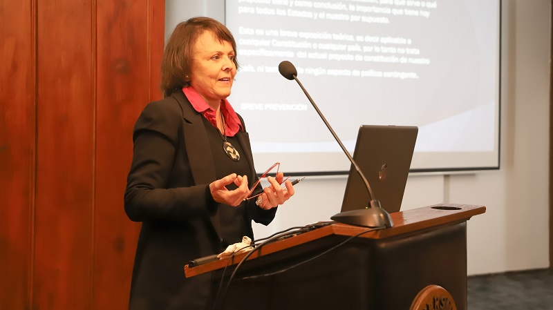 Foto 3 de 10: Universidad Gabriela Mistral realizó Primera Jornada "Conociendo la propuesta de nueva Constitución"