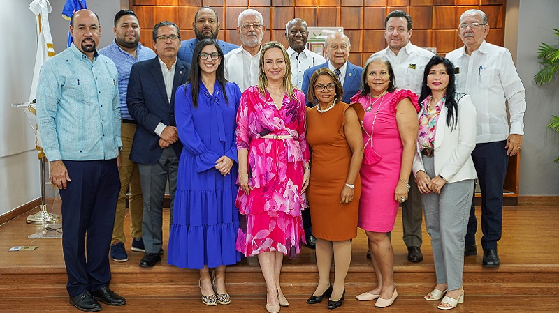 Foto 6 de 6: Rector Sergio Mena expuso en el “Foro Virtual Educa Gran Caribe 2022” junto a expertos de Latinoamérica