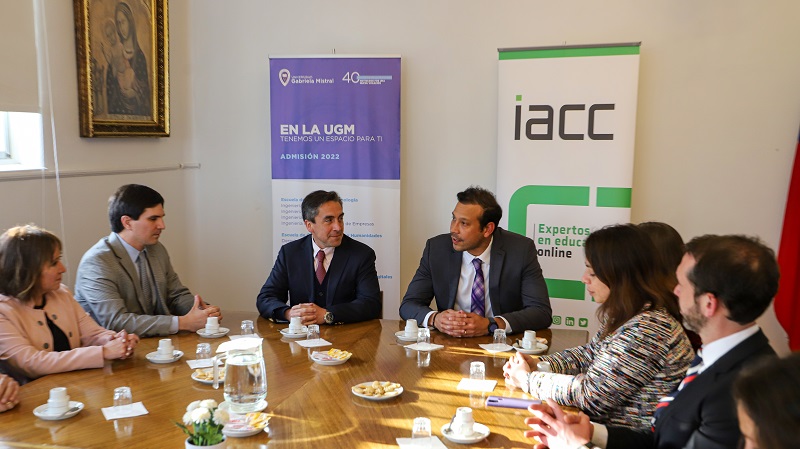 Foto 7 de 7: U. Gabriela Mistral firmó convenio de colaboración con IACC