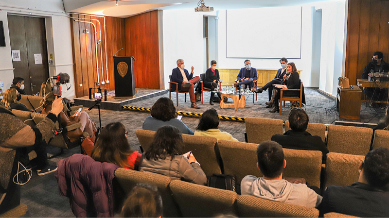 Foto 5 de 6: Periodismo UGM desarrolló conversatorio sobre la propuesta de Constitución
