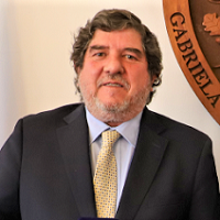 Imagen de la noticia: Egresado de Derecho de la U. Gabriela Mistral Rodrigo Undurraga recibió medalla “40 Años UGM”