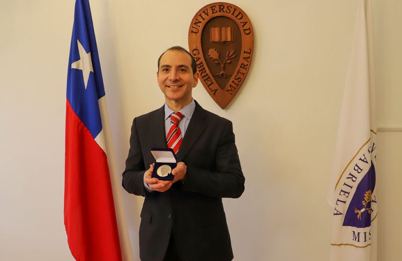 Imagen de la noticia: Universidad Gabriela Mistral distinguió con la medalla “40 Años UGM” al egresado Duilio de Lapeyra