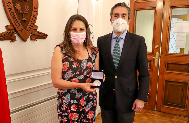 Imagen de la noticia: Egresada de Derecho de la U. Gabriela Mistral María de los Ángeles de la Paz recibió medalla “40 Años UGM”