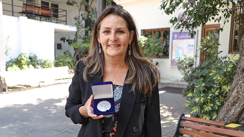 Foto 1 de 4: Egresada de Derecho de la U. Gabriela Mistral María de los Ángeles de la Paz recibió medalla “40 Años UGM”