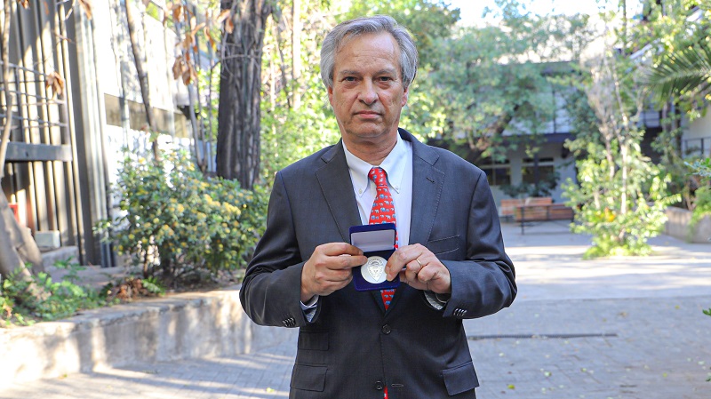 Imagen de la noticia: Ex Rector UGM Hipólito Zañartu fue reconocido por Chambers & Partners como uno de los mejores abogados del país