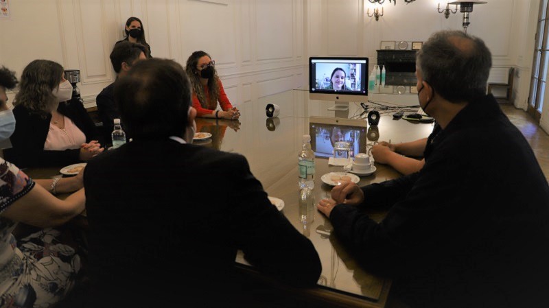 Foto 3 de 7: Universidad Gabriela Mistral entregó medalla “40 Años UGM” a su egresada de Diseño, Francisca Chacón