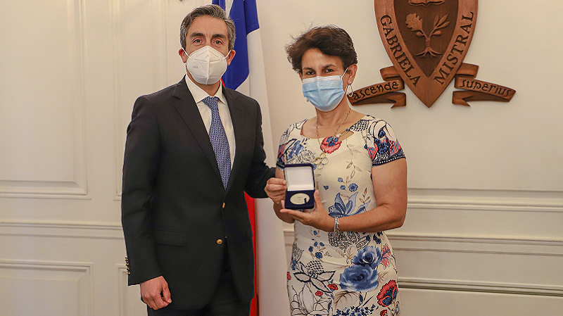 Foto 4 de 7: Universidad Gabriela Mistral entregó medalla “40 Años UGM” a su egresada de Diseño, Francisca Chacón
