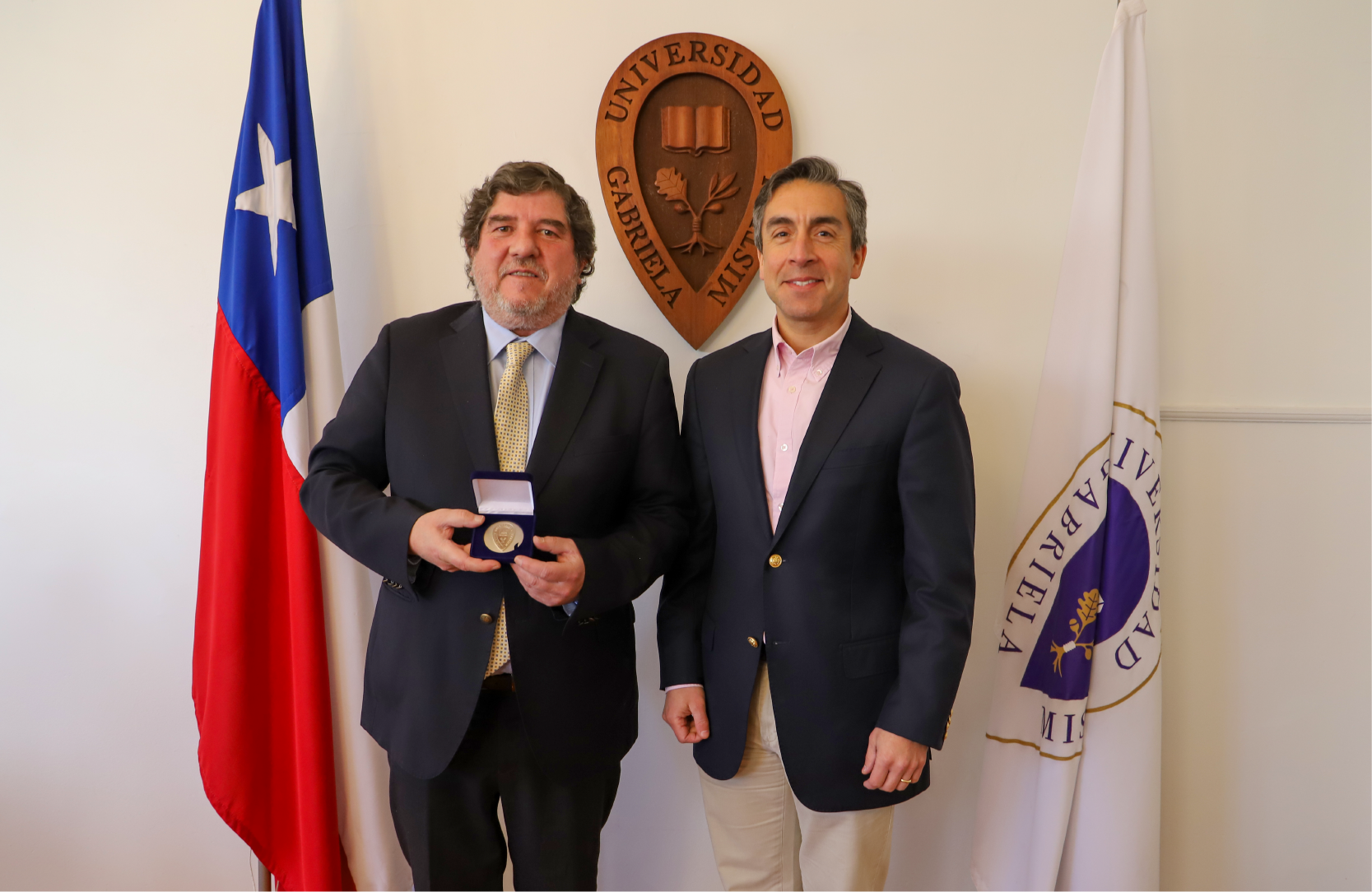 Imagen de la noticia: Egresado de Derecho de la U. Gabriela Mistral Rodrigo Undurraga recibió medalla “40 Años UGM”
